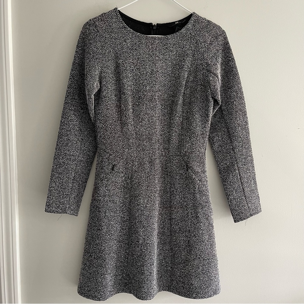 H&M black and white chevron print long sleeve mini dress